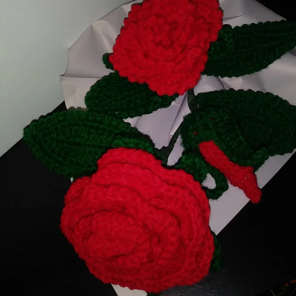 Bouquet of 3 handmade crochet roses in red.